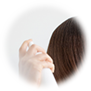 髪全体にスプレーするイメージ